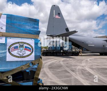 Homestead, Stati Uniti. 26 aprile 2024. I caricatori della U.S. Air Force mettono al sicuro pallet di aiuti umanitari e forniture mediche per Haiti prima di caricare nella stiva di carico di un aereo C-130J Super Hercules dell'Air Force presso la Homestead Air Reserve base, 26 aprile 2024, a Homestead, Florida. Le forniture di emergenza fornite dalle ONG sono state consegnate a Port-au-Prince. Credito: TSgt. Lionel Castellano/US Airforce Photo/Alamy Live News Foto Stock