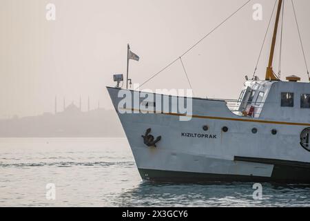 Istanbul, Turchia. 25 aprile 2024. La Moschea di Sultanahmet si vede sullo sfondo con il traghetto delle linee della città. L'overflow di polvere nel deserto ha colpito gran parte della Turchia, inclusa Istanbul, dove è stata riscontrata una diminuzione della visibilità e della qualità dell'aria. (Foto di Onur Dogman/SOPA Images/Sipa USA) credito: SIPA USA/Alamy Live News Foto Stock