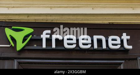 QUEDLINBURG, GERMANIA - 6 settembre 2023: Logo del marchio freenet AG sulla facciata grigia del negozio nel centro città, azienda tedesca, mobil Foto Stock