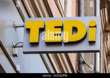 QUEDLINBURG, GERMANIA - 6 settembre 2023: Tedi (abbreviazione di: Top Euro Discount) è un rivenditore tedesco di prodotti non alimentari. L'assortimento include il consumo quotidiano Foto Stock