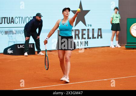 Madrid, Spagna. 26 aprile 2024. Shelby Rogers (USA) Tennis : Shelby Rogers durante il singolare del 64 contro Marketa Vondrousova nei tornei WTA 1000 mutua Madrid Open tennistico alla Caja Magica di Madrid, Spagna. Crediti: Mutsu Kawamori/AFLO/Alamy Live News Foto Stock