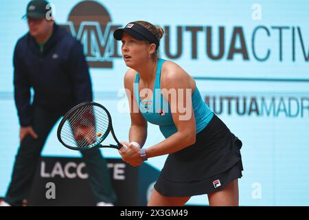 Madrid, Spagna. 26 aprile 2024. Shelby Rogers (USA) Tennis : Shelby Rogers durante il singolare del 64 contro Marketa Vondrousova nei tornei WTA 1000 mutua Madrid Open tennistico alla Caja Magica di Madrid, Spagna. Crediti: Mutsu Kawamori/AFLO/Alamy Live News Foto Stock