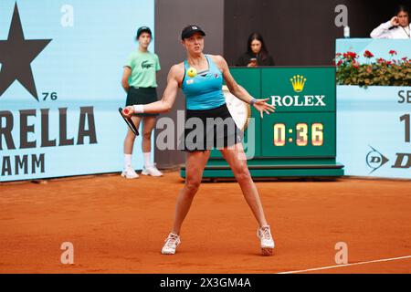 Madrid, Spagna. 26 aprile 2024. Shelby Rogers (USA) Tennis : Shelby Rogers durante il singolare del 64 contro Marketa Vondrousova nei tornei WTA 1000 mutua Madrid Open tennistico alla Caja Magica di Madrid, Spagna. Crediti: Mutsu Kawamori/AFLO/Alamy Live News Foto Stock