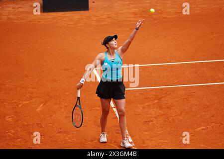 Madrid, Spagna. 26 aprile 2024. Shelby Rogers (USA) Tennis : Shelby Rogers durante il singolare del 64 contro Marketa Vondrousova nei tornei WTA 1000 mutua Madrid Open tennistico alla Caja Magica di Madrid, Spagna. Crediti: Mutsu Kawamori/AFLO/Alamy Live News Foto Stock