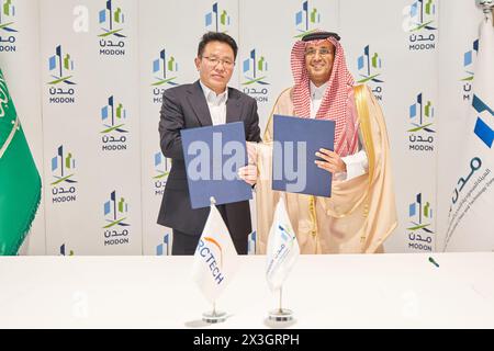 (240427) -- JEDDAH, 27 aprile 2024 (Xinhua) -- il presidente di Arctech Cai Hao (L) e l'amministratore delegato DI MODON Majed al-Argoubi firmano un accordo a Jeddah, Arabia Saudita, 25 aprile 2024. Una società cinese di infrastrutture per l'energia solare Arctech Solar Holding Co.. Ltd, con sede nella città di Kunshan nella Cina orientale, ha firmato un accordo con l'Autorità saudita per le città industriali e le zone tecnologiche (MODON) per costruire un impianto di produzione fotovoltaica a Jeddah, la più grande città portuale dell'Arabia Saudita.Arctech ha dichiarato in una dichiarazione rilasciata giovedì che la nuova fabbrica si estenderà su una superficie di circa 97.000 metri quadrati e vanterà Foto Stock