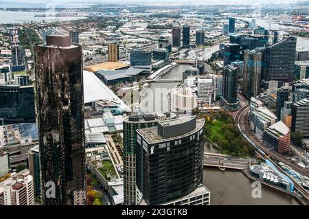 Vista della città di Melbourne dall'Eureka Tower su Southbank, guardando a ovest attraverso Docklands fino alla foce dello Yarra sulla baia di Port Phillip Foto Stock