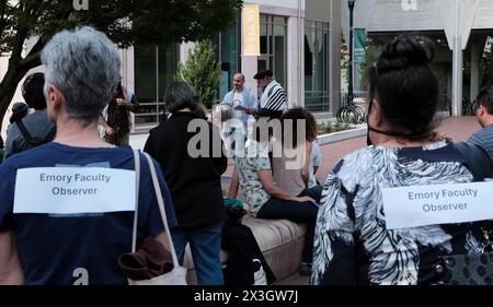 Atlanta, Georgia, Stati Uniti. 26 aprile 2024. I membri della facoltà della Emory University di Atlanta indossano la firma che lesse EMORY FACULTY OBERVER in un raduno e marzo tenutosi nel campus dell'università. La protesta si è tenuta in solidarietà con gli studenti universitari di tutti gli Stati Uniti chiedendo che le loro rispettive scuole divenissero risorse che contribuiscono all'assedio in corso da parte di Israele della Striscia di Gaza. (Credit Image: © John Arthur Brown/ZUMA Press Wire) SOLO PER USO EDITORIALE! Non per USO commerciale! Foto Stock