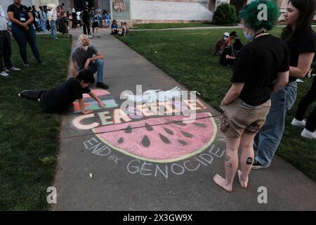 Atlanta, Georgia, Stati Uniti. 26 aprile 2024. I manifestanti della Emory University di Atlanta scrivono che IL CESSATE IL FUOCO PONE FINE AL GENOCIDIO sul marciapiede durante una manifestazione e una marcia tenutasi nel campus universitario. La protesta si è tenuta in solidarietà con gli studenti universitari di tutti gli Stati Uniti chiedendo che le loro rispettive scuole divenissero risorse che contribuiscono all'assedio in corso da parte di Israele della Striscia di Gaza. (Credit Image: © John Arthur Brown/ZUMA Press Wire) SOLO PER USO EDITORIALE! Non per USO commerciale! Foto Stock