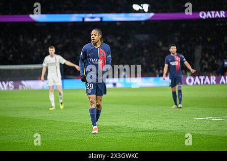 Bradley Barcola durante la partita di calcio della Ligue 1 Paris Saint-Germain (PSG) vs Olympique Lyonnais (OL Lyon) il 21 aprile 2024 allo stadio Parc des Princes di Parigi, in Francia. Crediti: Victor Joly/Alamy Live News Foto Stock