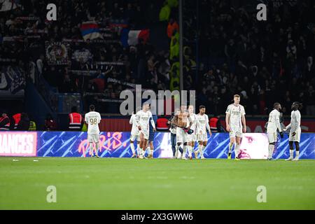 Squadra OL durante la partita di calcio della Ligue 1 Paris Saint-Germain (PSG) vs Olympique Lyonnais (OL Lyon) il 21 aprile 2024 allo stadio Parc des Princes di Parigi, in Francia. Crediti: Victor Joly/Alamy Live News Foto Stock