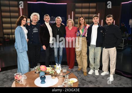 Colonia, Germania. 26 aprile 2024. Creatore di contenuti Angie Berbuer, l-r, musicista Wolfgang Niedecken, presentatore Micky Beisenherz, cantante Matthias Reim, presentatrice Susan Link, presentatrice Jana Ina Zarrella, cantante Mike Singer e attore Edin Hasanovic come ospiti del talk show WDR Kölner Treff Credit: Horst Galuschka/dpa/Alamy Live News Foto Stock