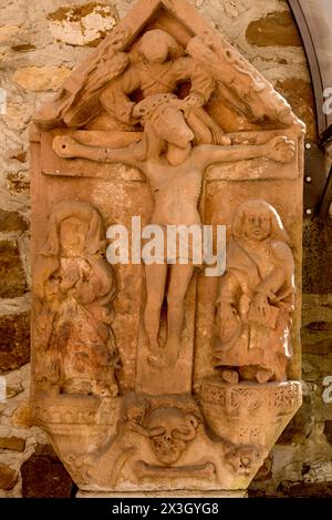 Lapide della famiglia Schwalbach, crocifisso, risurrezione di Cristo, rilievo in arenaria, Medioevo, cortile del castello, antico neorinascimentale Foto Stock