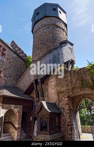 Antico castello neorinascimentale, cortile con fontana e scalinata per l'Heidenturm, Torre dei ladri, ex fortezza del castello medievale fortificato Foto Stock