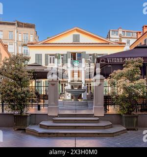 Istanbul, Turchia - 13 maggio 2023: Narmanli Han, edificio storico del XVII secolo in via Istiklal, attualmente centro commerciale e centro culturale, con cortile centrale con negozi intorno a una fontana Foto Stock