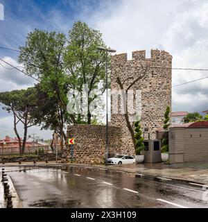 Anadolu Hisari, o Castello Anatoliano, una fortezza ottomana medievale del 13th ° secolo costruita dal Sultano Bayezid i, e situato sul lato anatoliano del Bosforo nel quartiere Beykoz, Istanbul, Turchia Foto Stock