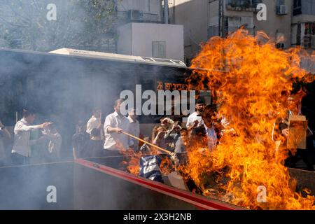 Un incendio incendiato per bruciare il lievito durante il Biur Chametz. Durante il Biur Chametz, gli ebrei religiosi adempiono al loro obbligo di ispezionare le loro case per rilevare eventuali lieviti ed eliminarli prima della notte di Pesach. Nelle città ultra-ortodosse di Israele, gli incendi sono allestiti in luoghi importanti della città a questo scopo, dove le persone portano i loro avanzi di pane per bruciare il lievito. Durante i sette giorni di Pesach, è vietato loro mangiare o possedere qualsiasi lievito, simboleggiando la pasta che gli Israeliti non avevano il tempo di permettere di risorgere prima dell'Esodo dall'Egitto. Biur Chametz, conosciuto anche come 'The Foto Stock