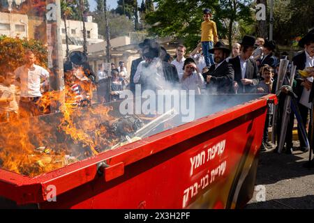 Un incendio incendiato per bruciare il lievito durante il Biur Chametz. Durante il Biur Chametz, gli ebrei religiosi adempiono al loro obbligo di ispezionare le loro case per rilevare eventuali lieviti ed eliminarli prima della notte di Pesach. Nelle città ultra-ortodosse di Israele, gli incendi sono allestiti in luoghi importanti della città a questo scopo, dove le persone portano i loro avanzi di pane per bruciare il lievito. Durante i sette giorni di Pesach, è vietato loro mangiare o possedere qualsiasi lievito, simboleggiando la pasta che gli Israeliti non avevano il tempo di permettere di risorgere prima dell'Esodo dall'Egitto. Biur Chametz, conosciuto anche come 'The Foto Stock