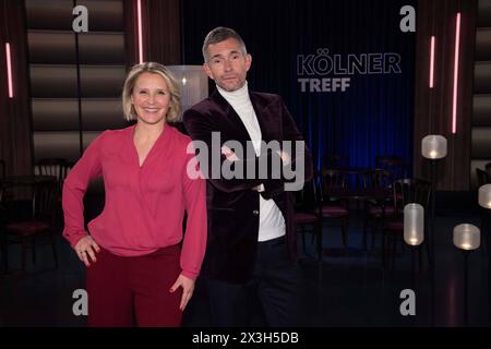 Von Links Susan LINK, Moderatorin, Micky BEISENHERZ, moderatore, Gastgeber der Sendung, , Koelner Treff, im WDR Fernsehen, 26.04.2024. *** Da sinistra Susan LINK, presentatrice, Micky BEISENHERZ, presentatrice, presentatrice del programma, Koelner Treff, su WDR Television, 26 04 2024 Foto Stock