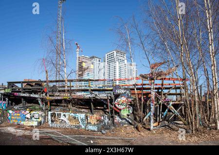 I grattacieli di Kalastama dietro le strutture del Suvilahti DIY Skatepark in una giornata di primavera assolata a Helsinki, Finlandia Foto Stock