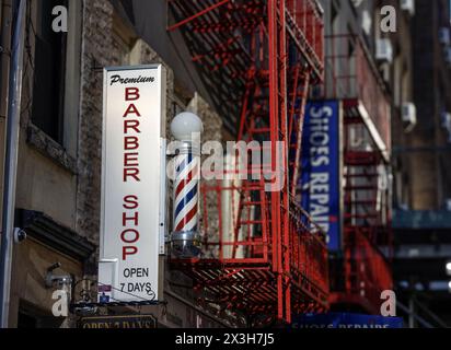 Tradizionale barbiere d'affari, negozio di riparazione scarpe, East 39th Street, uscita antincendio in ghisa. East Midtown, Murray Hill, Manhattan, New York City Foto Stock