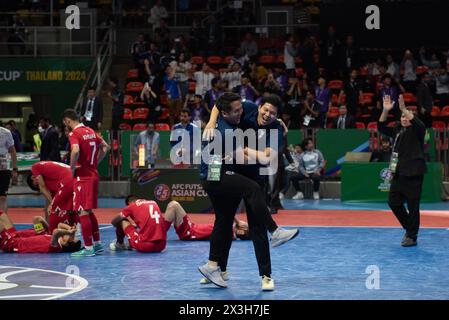 Bangkok, Bangkok, Thailandia. 26 aprile 2024. Giocatori, staff, capo allenatore della nazionale thailandese di futsal Celebration dopo la fine della partita Thailandia 3 - 3 Tagikistan (a PENNA 6-5) la Thailandia vince ai calci di rigore avanzati fino alla finale. La partita delle semifinali della Coppa d'Asia 2024 dell'AFC Futsal in Thailandia incontra il Tagikistan allo stadio Hua Mark Indoor. Il 26 aprile 2024. A Bangkok. (Credit Image: © Teera Noisakran/Pacific Press via ZUMA Press Wire) SOLO PER USO EDITORIALE! Non per USO commerciale! Crediti: ZUMA Press, Inc./Alamy Live News Foto Stock