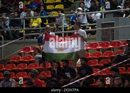 Bangkok, Bangkok, Thailandia. 26 aprile 2024. Il gruppo tifoso della squadra del Tagikistan durante la partita delle semifinali della Coppa d'Asia 2024 della AFC Futsal, tenutasi il 26 aprile 2024 allo Hua Mark Indoor Stadium. A Bangkok. (Credit Image: © Teera Noisakran/Pacific Press via ZUMA Press Wire) SOLO PER USO EDITORIALE! Non per USO commerciale! Crediti: ZUMA Press, Inc./Alamy Live News Foto Stock