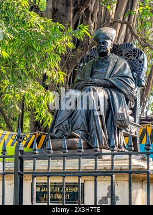 12 17 2021 statua di Sir Jamsetjee Jejeebhoy, i baronetto Jejeebhoy di Bombay vicino a Oval Maidan-Mumbai Maharashtra India Asia. Foto Stock