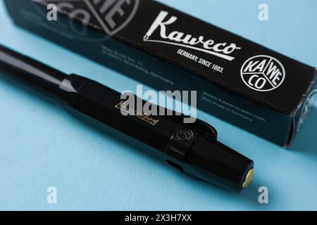 Antalya, Turchia - 22 aprile 2024: Stilografica Kaweco Classic Sport in nero con la sua scatola su sfondo blu Foto Stock