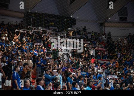 Bangkok, Bangkok, Thailandia. 26 aprile 2024. Ultras Thailand gruppo tifoso celebrazione dopo la fine della partita Thailandia 3 - 3 Tagikistan (sulla PENNA 6-5) Thailandia vince ai calci di rigore avanzato fino alla finale. La partita delle semifinali della Coppa d'Asia 2024 dell'AFC Futsal in Thailandia incontra il Tagikistan allo stadio Hua Mark Indoor. Il 26 aprile 2024. A Bangkok. (Credit Image: © Teera Noisakran/Pacific Press via ZUMA Press Wire) SOLO PER USO EDITORIALE! Non per USO commerciale! Crediti: ZUMA Press, Inc./Alamy Live News Foto Stock