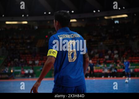 Bangkok, Bangkok, Thailandia. 26 aprile 2024. JIRAWAT SORNWICHIAN (C) durante la partita delle semifinali della AFC Futsal Asian Cup Thailand 2024 allo Hua Mark Indoor Stadium il 26 aprile 2024. A Bangkok. (Credit Image: © Teera Noisakran/Pacific Press via ZUMA Press Wire) SOLO PER USO EDITORIALE! Non per USO commerciale! Crediti: ZUMA Press, Inc./Alamy Live News Foto Stock