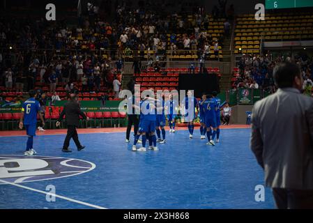 Bangkok, Bangkok, Thailandia. 26 aprile 2024. Giocatori, staff, capo allenatore della nazionale thailandese di futsal Celebration dopo la fine della partita Thailandia 3 - 3 Tagikistan (a PENNA 6-5) la Thailandia ha vinto ai calci di rigore avanzato fino alla finale. La partita delle semifinali della Coppa d'Asia 2024 dell'AFC Futsal in Thailandia incontra il Tagikistan allo stadio Hua Mark Indoor. Il 26 aprile 2024. A Bangkok. (Credit Image: © Teera Noisakran/Pacific Press via ZUMA Press Wire) SOLO PER USO EDITORIALE! Non per USO commerciale! Crediti: ZUMA Press, Inc./Alamy Live News Foto Stock