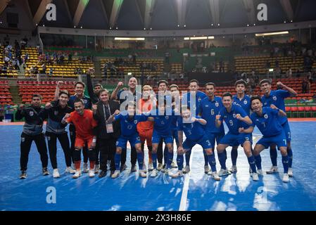 Bangkok, Bangkok, Thailandia. 26 aprile 2024. Giocatori, staff, capo allenatore della nazionale thailandese di futsal Celebration dopo la fine della partita Thailandia 3 - 3 Tagikistan (a PENNA 6-5) la Thailandia vince ai calci di rigore avanzati fino alla finale. La partita delle semifinali della Coppa d'Asia 2024 dell'AFC Futsal in Thailandia incontra il Tagikistan allo stadio Hua Mark Indoor. Il 26 aprile 2024. A Bangkok. (Credit Image: © Teera Noisakran/Pacific Press via ZUMA Press Wire) SOLO PER USO EDITORIALE! Non per USO commerciale! Crediti: ZUMA Press, Inc./Alamy Live News Foto Stock