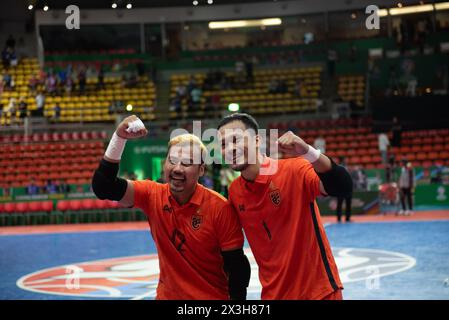 Bangkok, Bangkok, Thailandia. 26 aprile 2024. Giocatori, staff, capo allenatore della nazionale thailandese di futsal Celebration dopo la fine della partita Thailandia 3 - 3 Tagikistan (a PENNA 6-5) la Thailandia vince ai calci di rigore avanzati fino alla finale. La partita delle semifinali della Coppa d'Asia 2024 dell'AFC Futsal in Thailandia incontra il Tagikistan allo stadio Hua Mark Indoor. Il 26 aprile 2024. A Bangkok. (Credit Image: © Teera Noisakran/Pacific Press via ZUMA Press Wire) SOLO PER USO EDITORIALE! Non per USO commerciale! Crediti: ZUMA Press, Inc./Alamy Live News Foto Stock