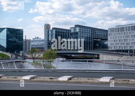 Der Berliner Hauptbahnhof am Spreebogen a Berlino. / Stazione centrale di Berlino sulla Spreebogen a Berlino. Berliner Hauptbahnhof *** stazione centrale di Berlino sulla Spreebogen a Berlino stazione centrale di Berlino sulla Spreebogen a Berlino stazione centrale di Berlino snph202404261807.jpg Foto Stock