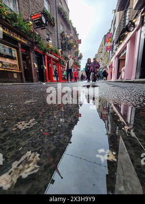 Dublino, Irlanda. 17 aprile 2024: Tour a piedi fuori dal famoso pub irlandese, il Temple Bar, nel centro della capitale irlandese Foto Stock