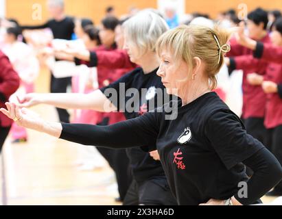 Auckland, nuova Zelanda. 27 aprile 2024. Gli appassionati di Tai chi praticano all'evento 2024 New Zealand World Tai chi Day ad Auckland, nuova Zelanda, 27 aprile 2024. L'evento è ospitato qui sabato dal China Cultural Centre di Auckland e da altre organizzazioni. La giornata Mondiale del Tai chi cade l'ultimo sabato di aprile. Crediti: Guo lei/Xinhua/Alamy Live News Foto Stock