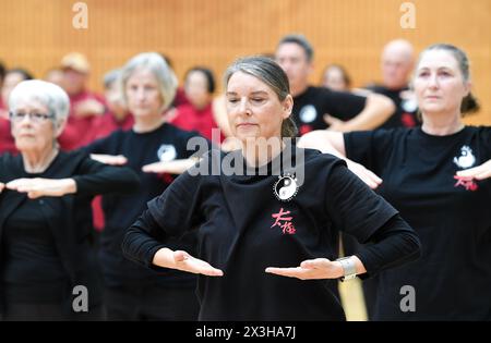 Auckland, nuova Zelanda. 27 aprile 2024. Gli appassionati di Tai chi praticano all'evento 2024 New Zealand World Tai chi Day ad Auckland, nuova Zelanda, 27 aprile 2024. L'evento è ospitato qui sabato dal China Cultural Centre di Auckland e da altre organizzazioni. La giornata Mondiale del Tai chi cade l'ultimo sabato di aprile. Crediti: Guo lei/Xinhua/Alamy Live News Foto Stock