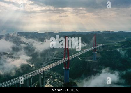 Longli. 27 aprile 2024. Una foto aerea scattata il 27 aprile 2024 mostra il ponte sul fiume Longli nella contea di Longli, nella provincia di Guizhou, nel sud-ovest della Cina. Il ponte lungo 1.260 metri è stato completato e aperto al traffico il sabato. Crediti: Yang Wenbin/Xinhua/Alamy Live News Foto Stock