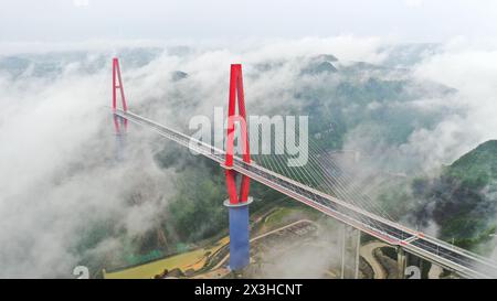 Longli. 27 aprile 2024. Una foto aerea scattata il 27 aprile 2024 mostra il ponte sul fiume Longli nella contea di Longli, nella provincia di Guizhou, nel sud-ovest della Cina. Il ponte lungo 1.260 metri è stato completato e aperto al traffico il sabato. Crediti: Yang Wenbin/Xinhua/Alamy Live News Foto Stock