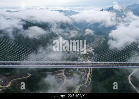 Longli. 27 aprile 2024. Una foto aerea scattata il 27 aprile 2024 mostra il ponte sul fiume Longli nella contea di Longli, nella provincia di Guizhou, nel sud-ovest della Cina. Il ponte lungo 1.260 metri è stato completato e aperto al traffico il sabato. Crediti: Yang Wenbin/Xinhua/Alamy Live News Foto Stock