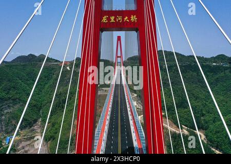 Longli. 27 aprile 2024. Una foto aerea scattata il 27 aprile 2024 mostra il ponte sul fiume Longli nella contea di Longli, nella provincia di Guizhou, nel sud-ovest della Cina. Il ponte lungo 1.260 metri è stato completato e aperto al traffico il sabato. Crediti: Yang Wenbin/Xinhua/Alamy Live News Foto Stock