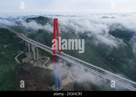 Longli. 27 aprile 2024. Una foto aerea scattata il 27 aprile 2024 mostra il ponte sul fiume Longli nella contea di Longli, nella provincia di Guizhou, nel sud-ovest della Cina. Il ponte lungo 1.260 metri è stato completato e aperto al traffico il sabato. Crediti: Yang Wenbin/Xinhua/Alamy Live News Foto Stock