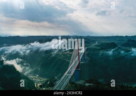 Longli. 27 aprile 2024. Una foto aerea scattata il 27 aprile 2024 mostra il ponte sul fiume Longli nella contea di Longli, nella provincia di Guizhou, nel sud-ovest della Cina. Il ponte lungo 1.260 metri è stato completato e aperto al traffico il sabato. Crediti: Yang Wenbin/Xinhua/Alamy Live News Foto Stock