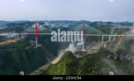 Longli. 27 aprile 2024. Una foto aerea scattata il 27 aprile 2024 mostra il ponte sul fiume Longli nella contea di Longli, nella provincia di Guizhou, nel sud-ovest della Cina. Il ponte lungo 1.260 metri è stato completato e aperto al traffico il sabato. Crediti: Yang Wenbin/Xinhua/Alamy Live News Foto Stock