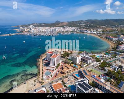 San Antonio, Ibiza, Spagna. 04.26.2024 immagine aerea della baia di San Antonio sull'isola di Ibiza. 26 aprile 2024. Foto Stock