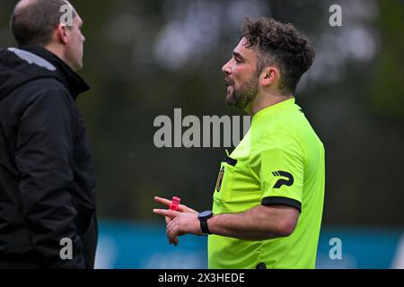 Marcinelle, Belgio. 26 aprile 2024. L'arbitro Francesco Muratore nella foto durante una partita di calcio femminile tra lo Sporting du Pays de Charleroi e il KV Mechelen nella 5a partita dei play-off nella stagione 2023 - 2024 del belga lotto Womens Super League, sabato 26 aprile 2024 a Marcinelle, BELGIO. Crediti: Sportpix/Alamy Live News Foto Stock