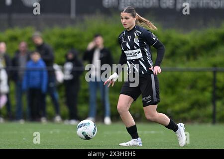 Marcinelle, Belgio. 26 aprile 2024. Melissa Tom (77) di Charleroi nella foto durante una partita di calcio femminile tra lo Sporting du Pays de Charleroi e il KV Mechelen nella 5a partita dei play-off nella stagione 2023 - 2024 del belga lotto Womens Super League, sabato 26 aprile 2024 a Marcinelle, BELGIO. Crediti: Sportpix/Alamy Live News Foto Stock