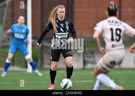 Marcinelle, Belgio. 26 aprile 2024. Anna Szostak (17) di Charleroi nella foto durante una partita di calcio femminile tra lo Sporting du Pays de Charleroi e il KV Mechelen nella 5a partita dei play-off nella stagione 2023 - 2024 della belga lotto Womens Super League, sabato 26 aprile 2024 a Marcinelle, BELGIO . Crediti: Sportpix/Alamy Live News Foto Stock