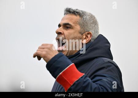 Marcinelle, Belgio. 26 aprile 2024. Il capo allenatore Lionel Vitrant di Charleroi, nella foto durante una partita di calcio femminile tra lo Sporting du Pays de Charleroi e il KV Mechelen nella quinta partita dei play-off nella stagione 2023 - 2024 della belga lotto Womens Super League, venerdì 26 aprile 2024 a Marcinelle, BELGIO. Crediti: Sportpix/Alamy Live News Foto Stock