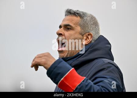 Marcinelle, Belgio. 26 aprile 2024. Il capo allenatore Lionel Vitrant di Charleroi, nella foto durante una partita di calcio femminile tra lo Sporting du Pays de Charleroi e il KV Mechelen nella quinta partita dei play-off nella stagione 2023 - 2024 della belga lotto Womens Super League, sabato 26 aprile 2024 a Marcinelle, BELGIO. Crediti: Sportpix/Alamy Live News Foto Stock